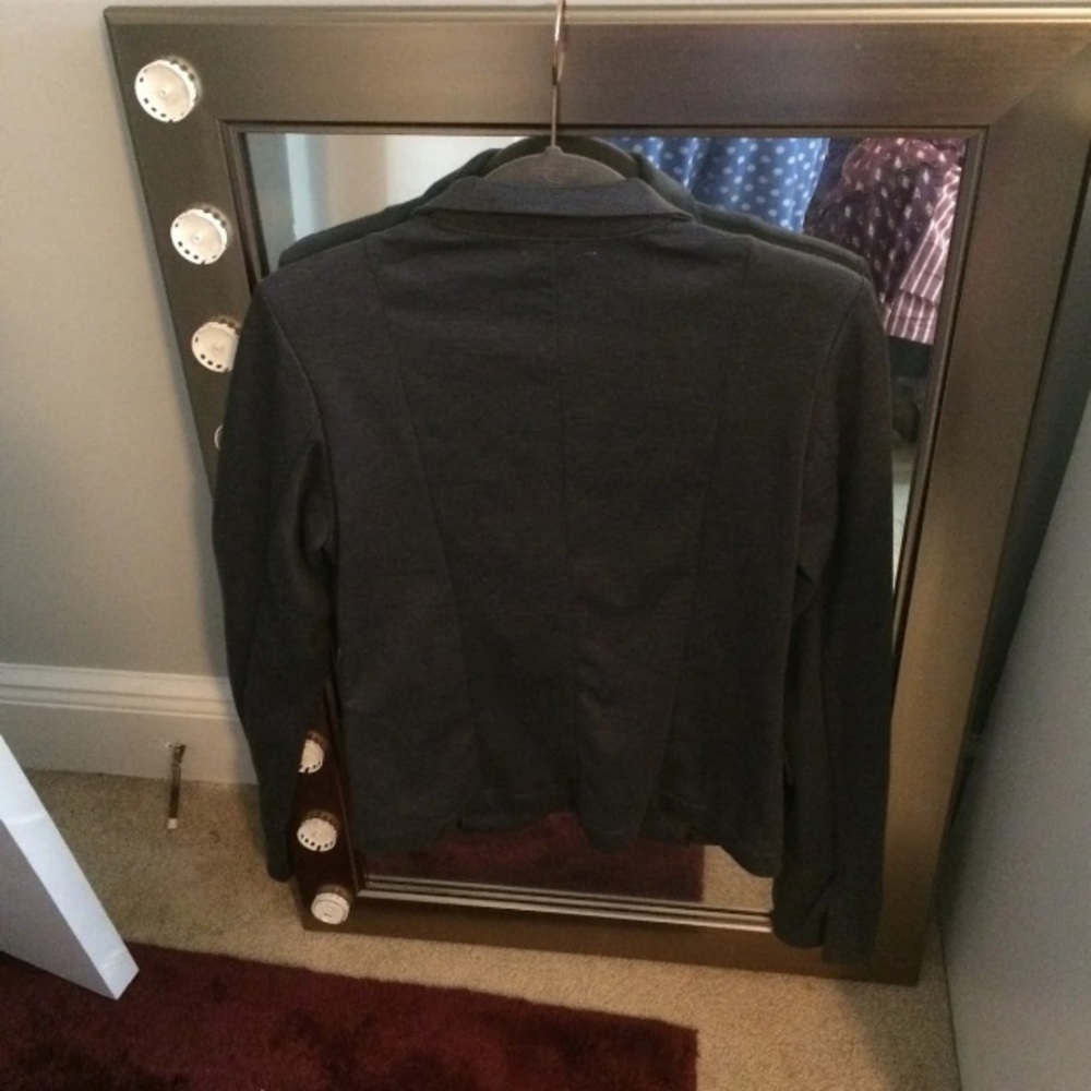 Grey jacket. - Picture 3 of 9